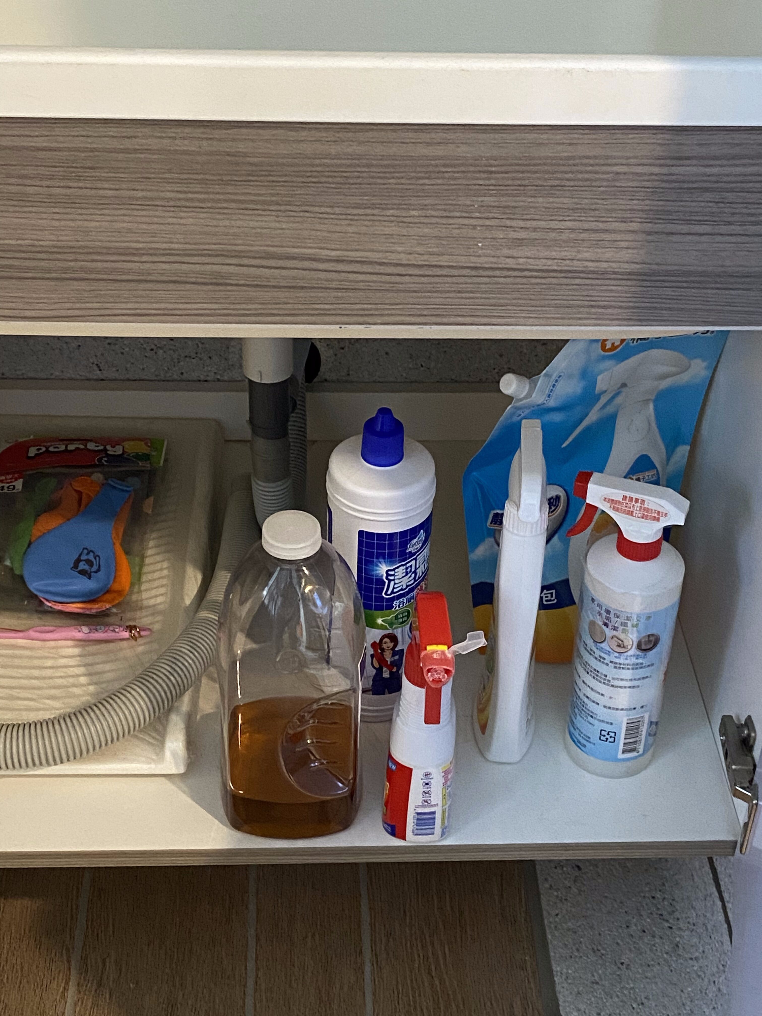 cleaning-supplies-7 清潔劑放在櫥櫃內