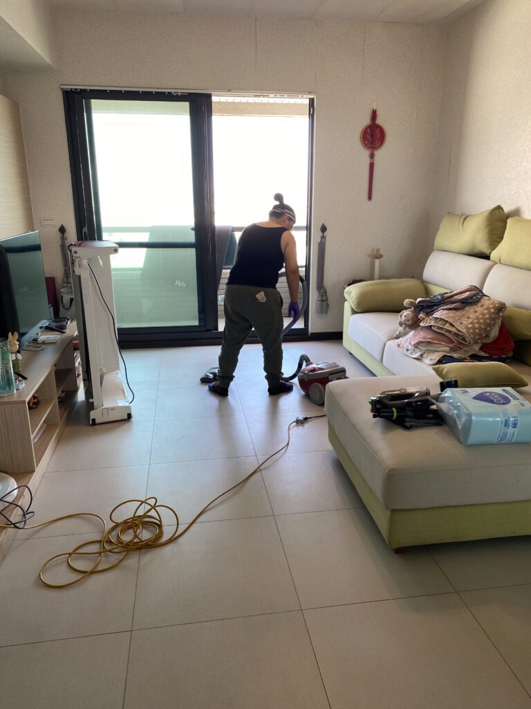 cleaning-supplies-1 先吸塵後拖地