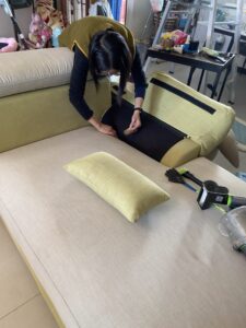 home-cleanin-guide-10 清潔人員用膠帶去黏沙發上的貓毛