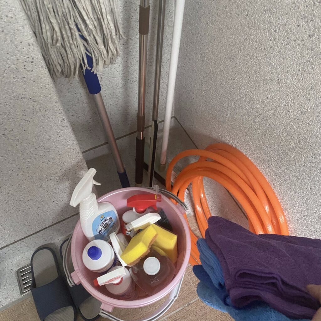 30-minute-cleaning-1 掃地工具:拖把、水桶、水管、防滑拖鞋、地板刷、菜瓜布、清潔劑、細纖維抹布四條
