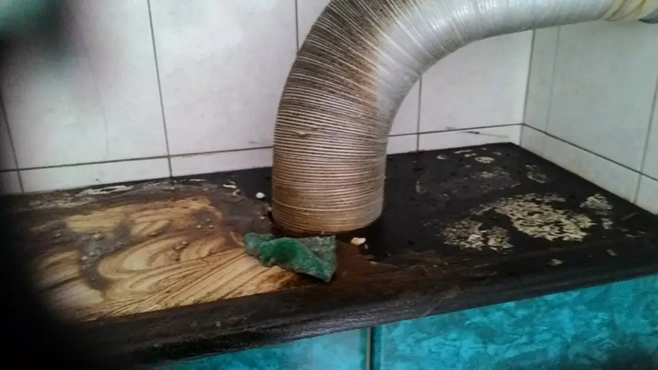 kitchen-cleaning-2 很油的抽油煙機上方