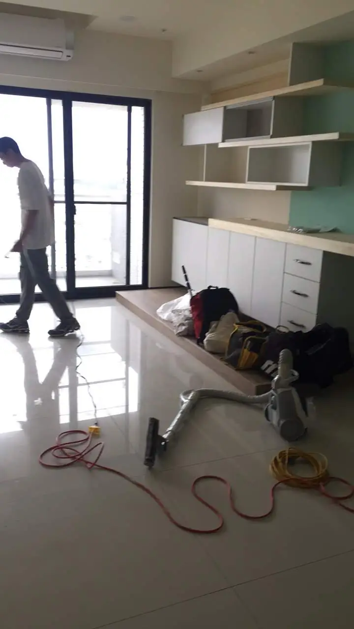 打掃中，剛用吸塵器吸完全部地面