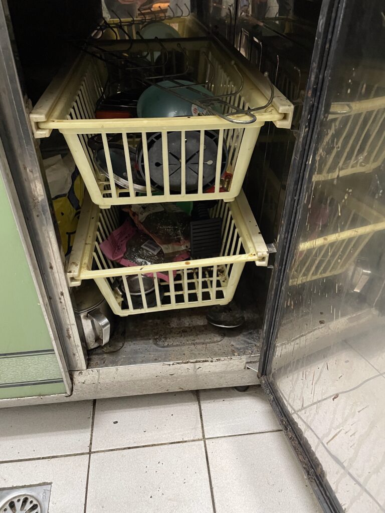 cleaning-lady-rates-5 廚房櫥櫃髒污