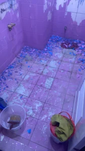 浴室油漆去除中
