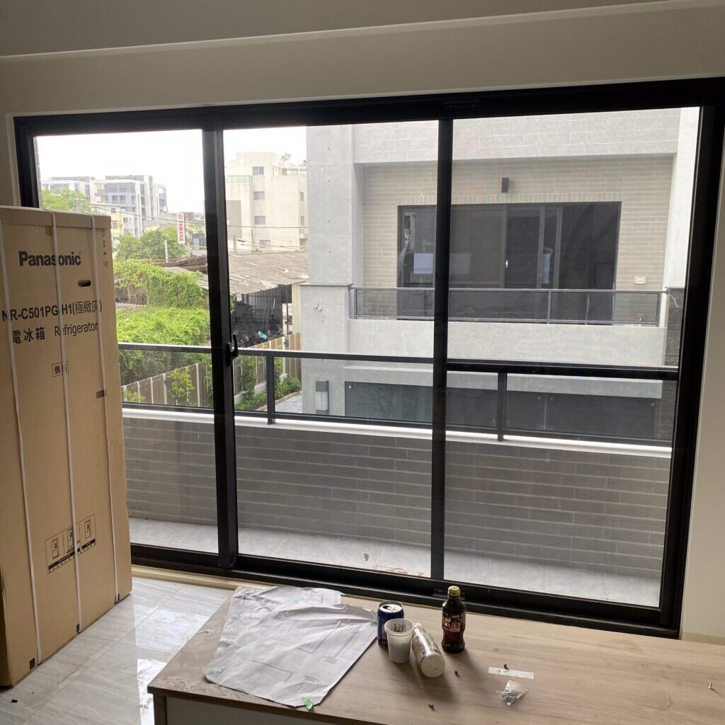 裝潢過的空屋+一個未開封冰箱
