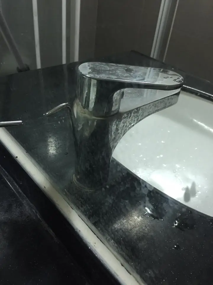 clean-faucet-fast-3 有水垢的水龍頭