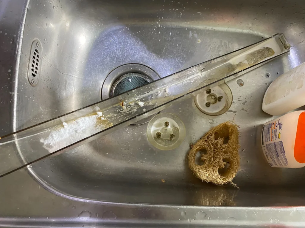 range-hood-clean-3 抽油煙機的油杯跟滴油杯噴上除油清潔劑跟小蘇打粉塗抹在表面