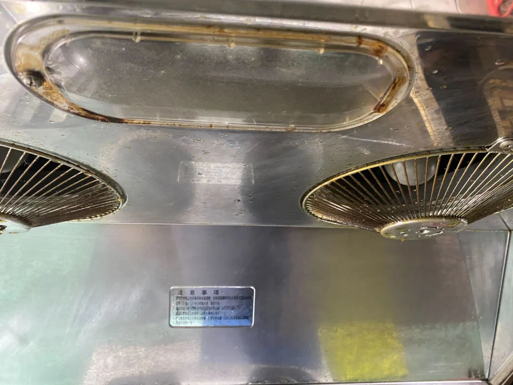 range-hood-clean-2 有油垢的抽油煙機,油杯已經拆下,準備要拆下油網清洗