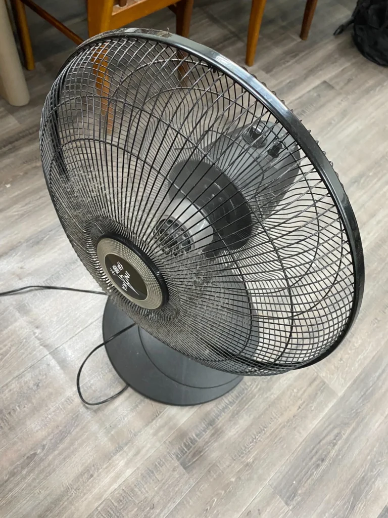 一個有灰塵毛髮的電風扇