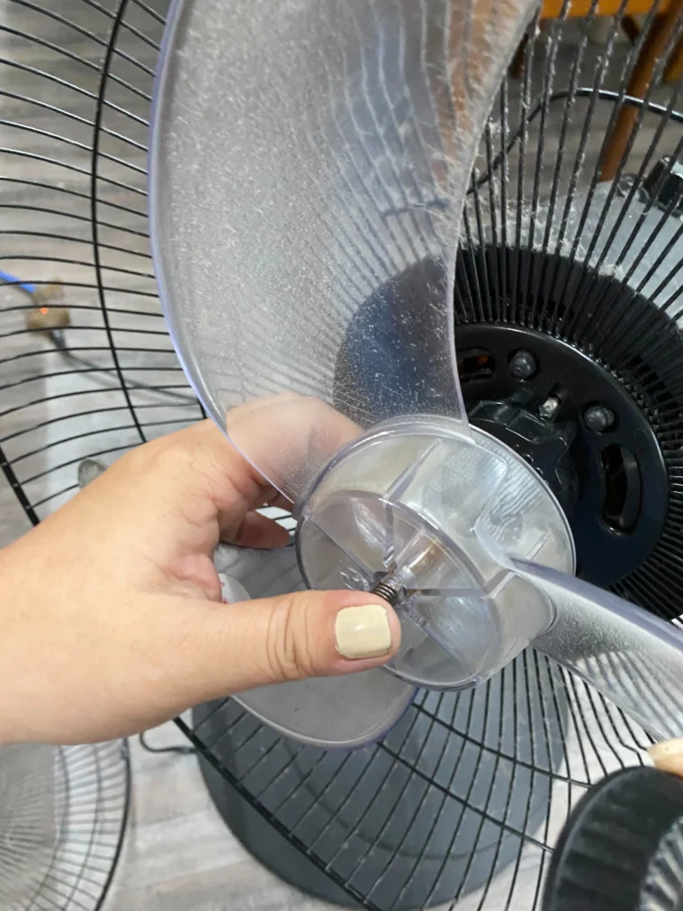 S__7544866 清洗電風扇:拆風扇葉片