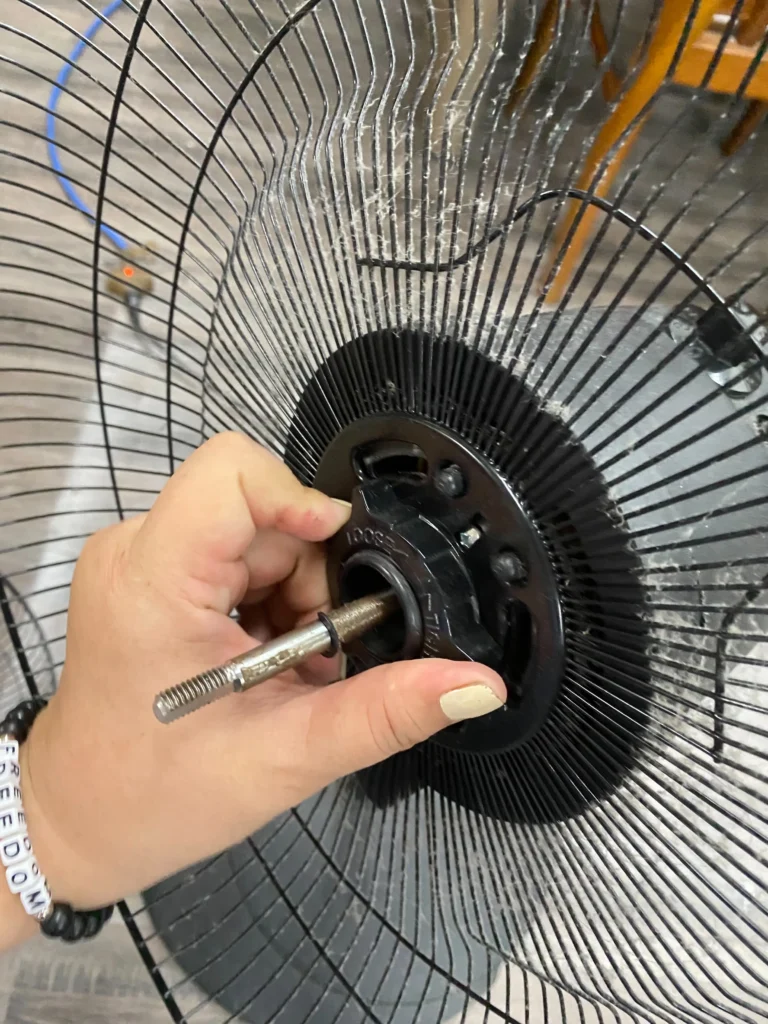 S__7544868 清洗電風扇:拆固定後罩網的固定螺旋