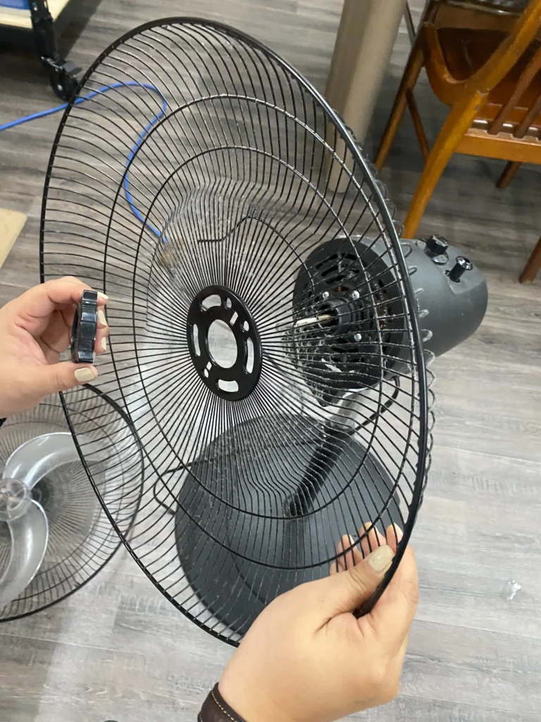 S__7544873 清洗電風扇:拆固定後罩網下來